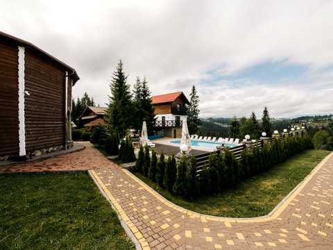 комерційна за адресою с. Яблуниця, Степана Бандери, 30