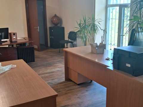 комерційна за адресою Дмитра Яворницького просп. (Карла Маркса), 86