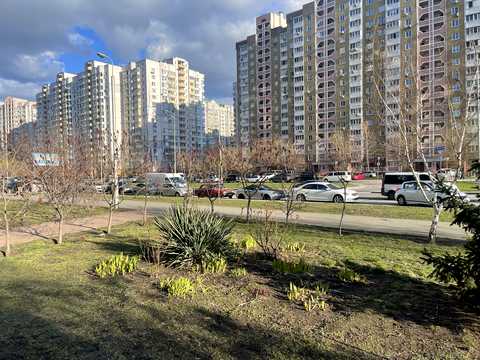 комерційна за адресою Анни Ахматової вул., 32/18