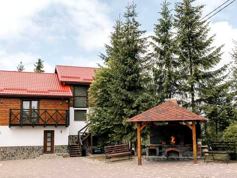 комерційна за адресою с. Яблуниця, Степана Бандери, 30