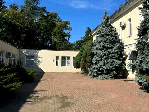 комерційна за адресою Заньковецької вул., 11