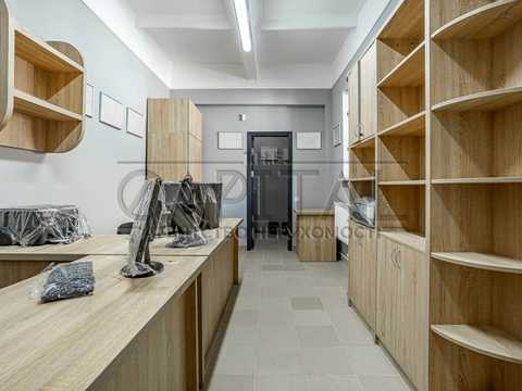 коммерческая по адресу Шкільна, 1