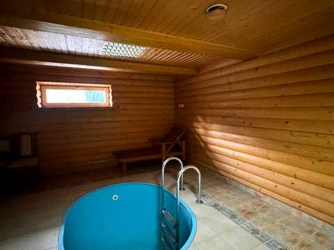 комерційна за адресою Червона гора, 1