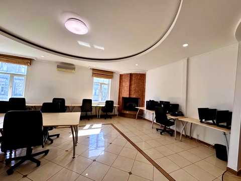 комерційна за адресою Трьохсвятительська вул., 13