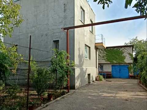 будинок за адресою Центральна, 1а