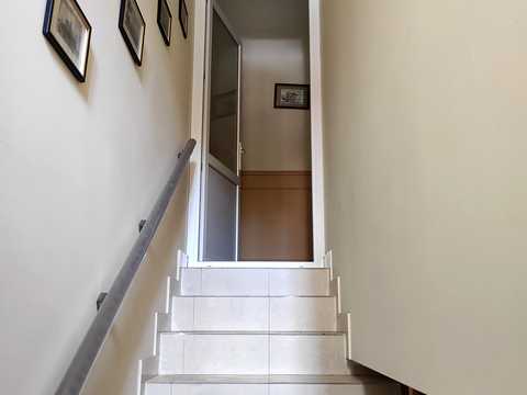 комерційна за адресою Леонтовича вул. (Бєлінського), 4