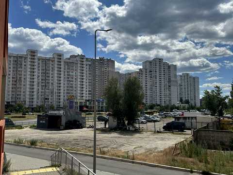 квартира за адресою Милославська вул., 18