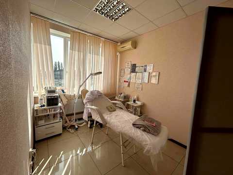 комерційна за адресою Космонавтів вул., 81