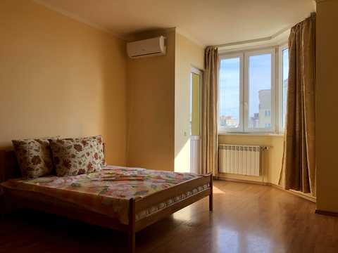 квартира за адресою Анни Ахматової вул., 48