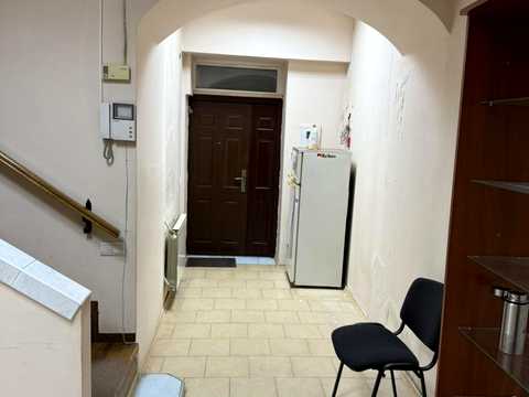 комерційна за адресою Августина Волошина вул., 2
