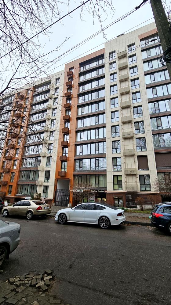 вулиця Левка Лукʼяненка, Будинок