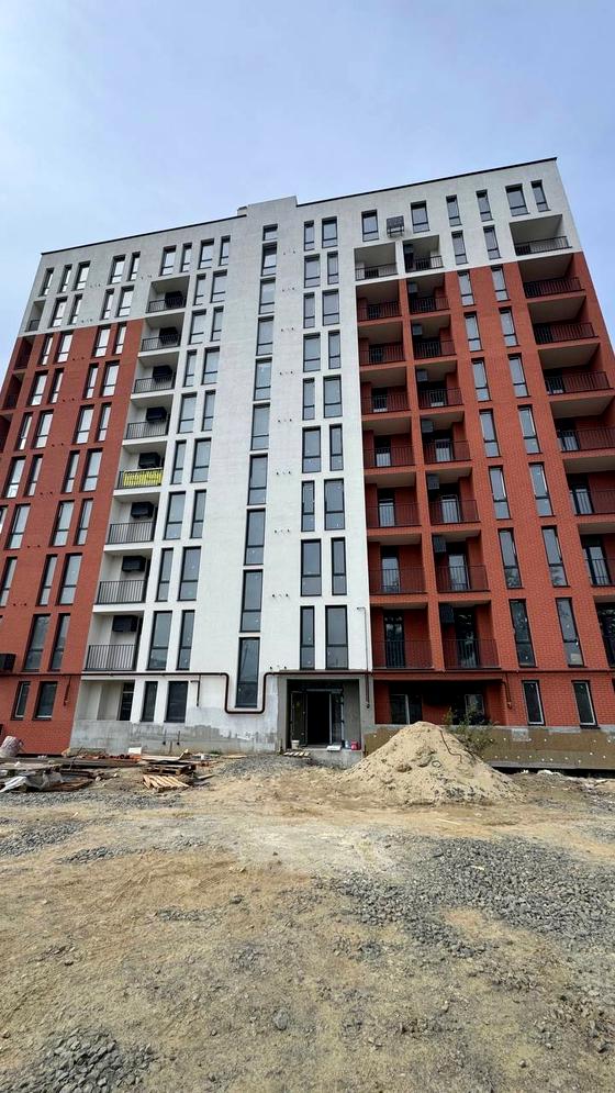 вулиця Карпатської України, Будинок 1
