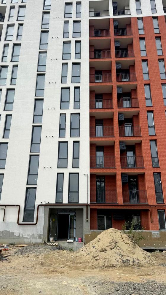 вулиця Карпатської України, Будинок 1