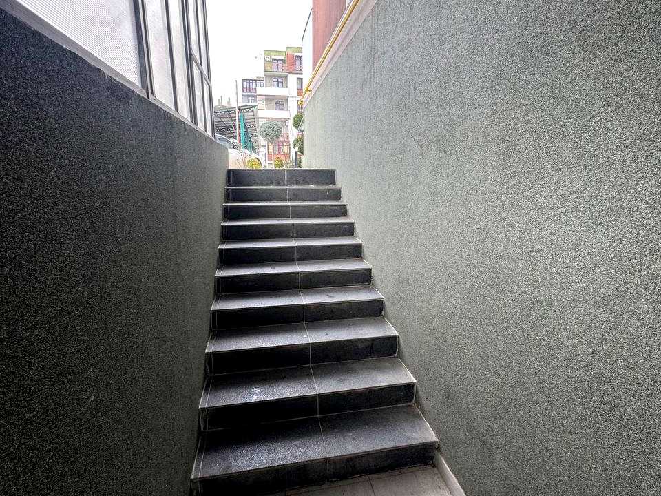 1858103557893555