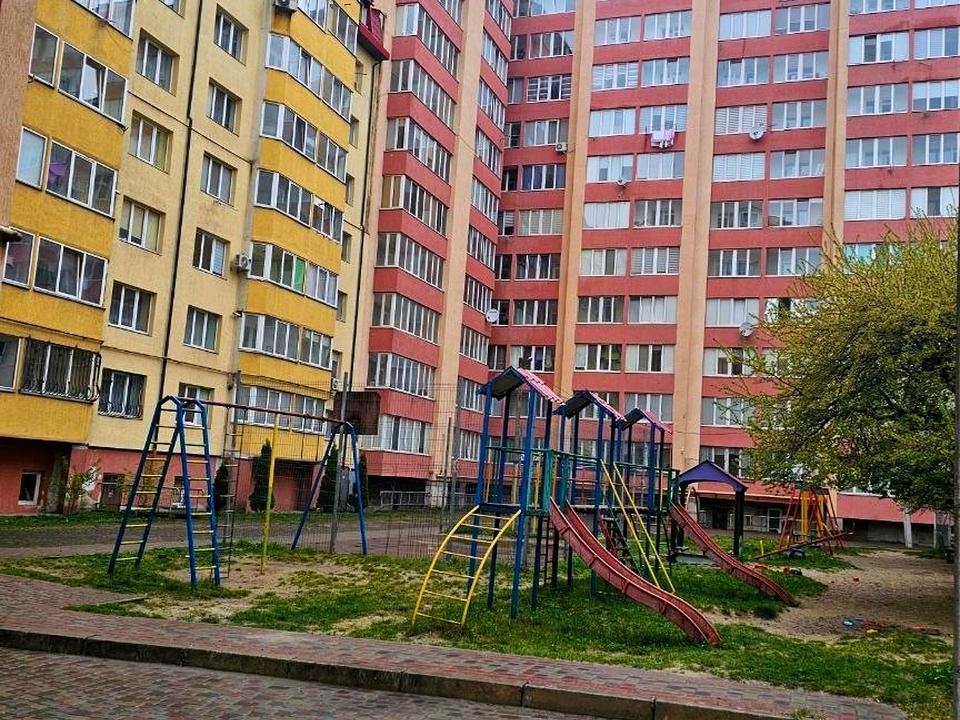 1863168061824096