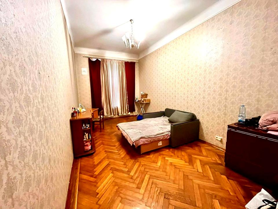1865817631706837
