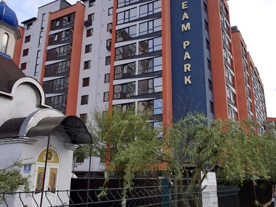 1866718741305328