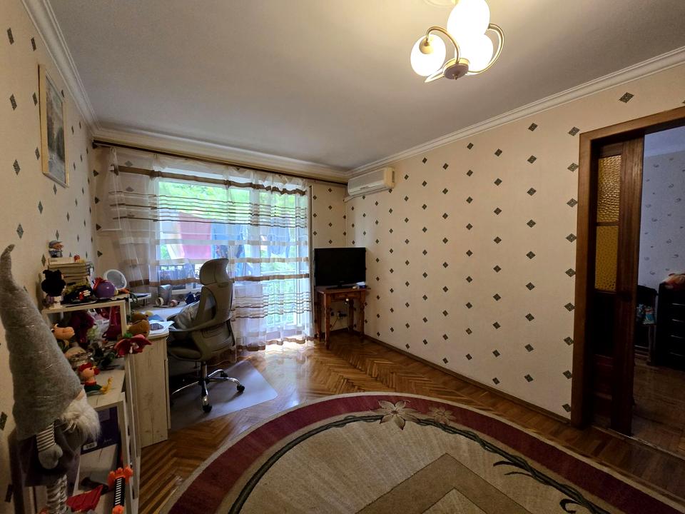 1867066890767995