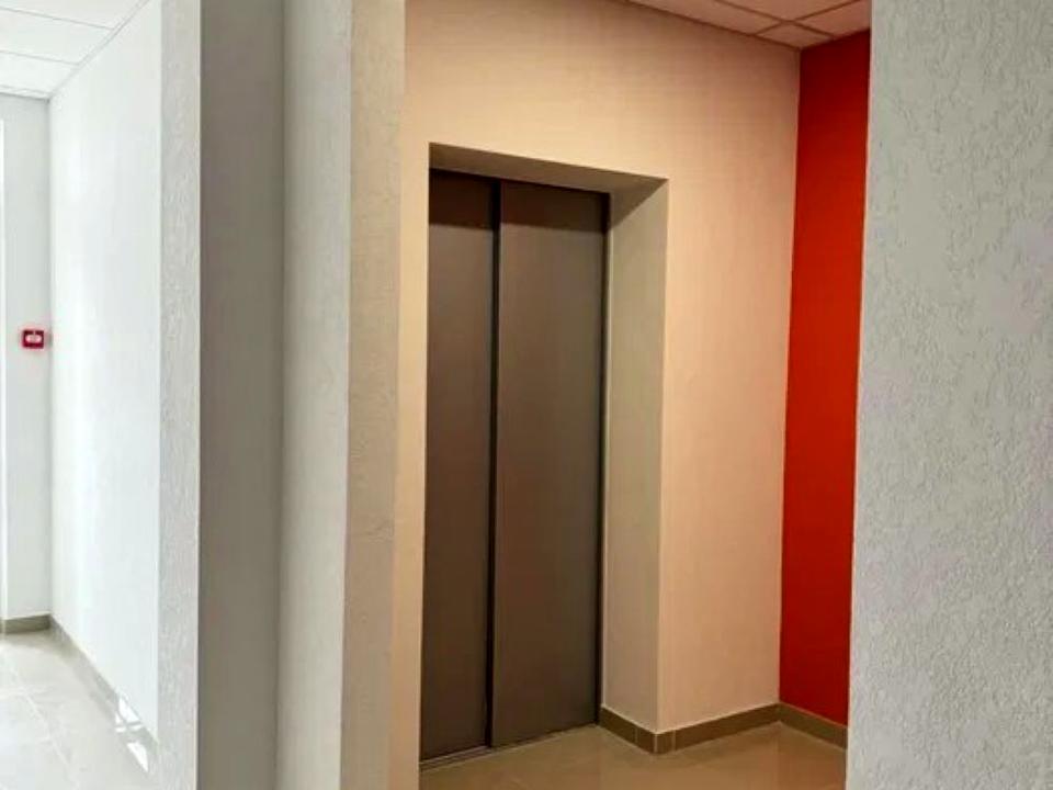 1868537316356989