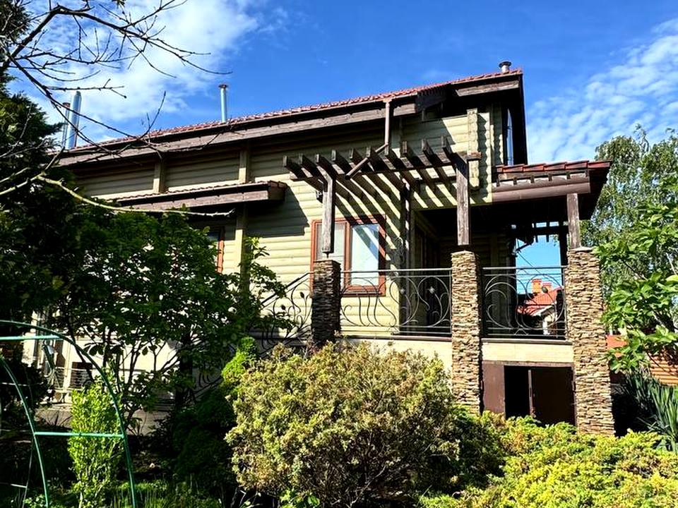 1868679103659478