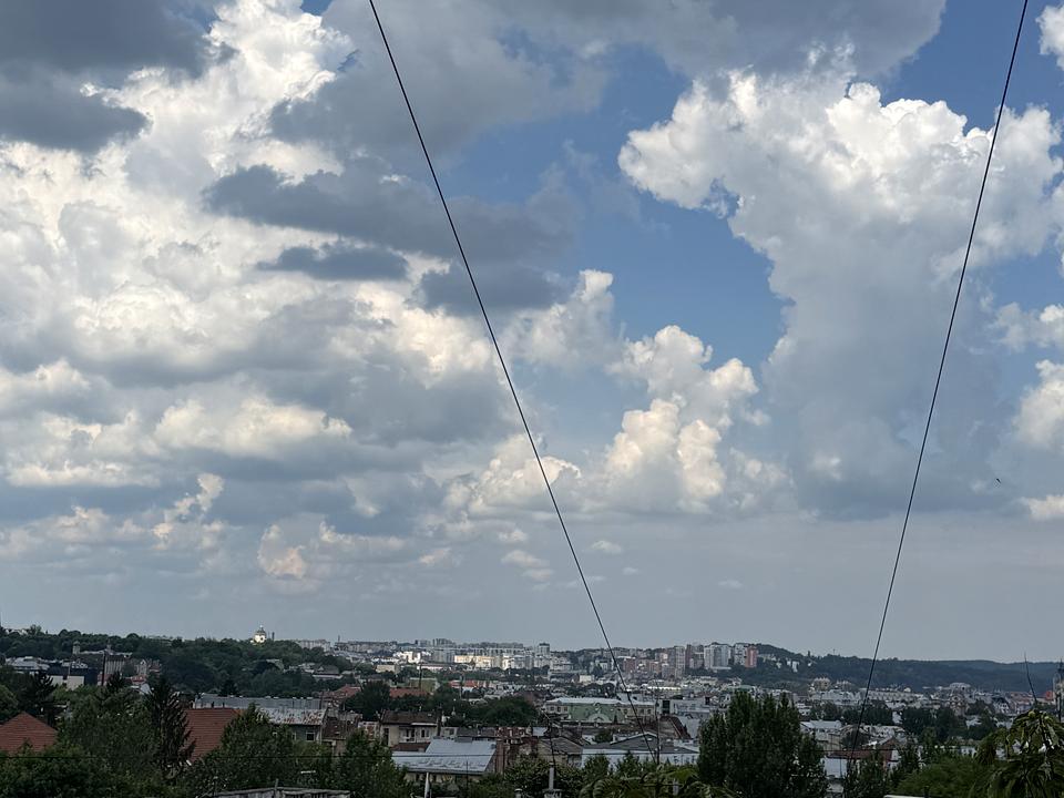 Трикімнатна квартира на Ростислава Братуня