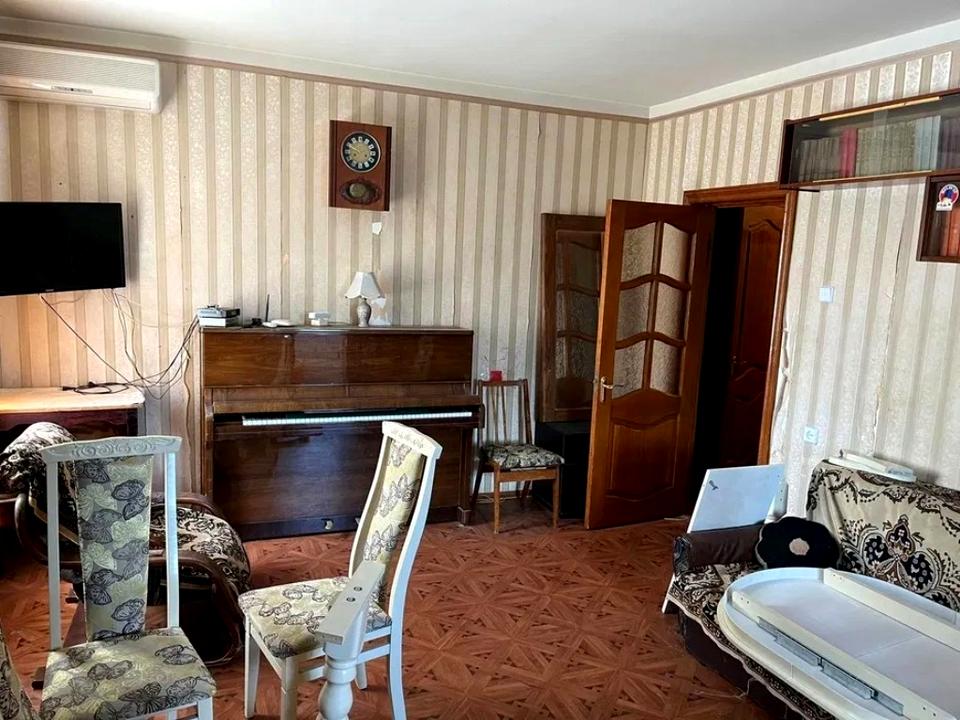 1868966391349373