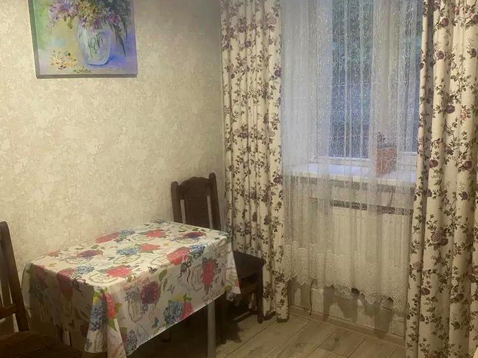 1869099766806107
