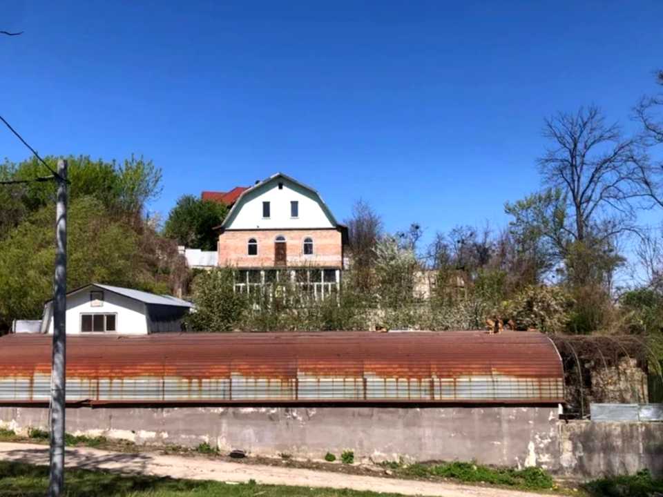 1869337838833695