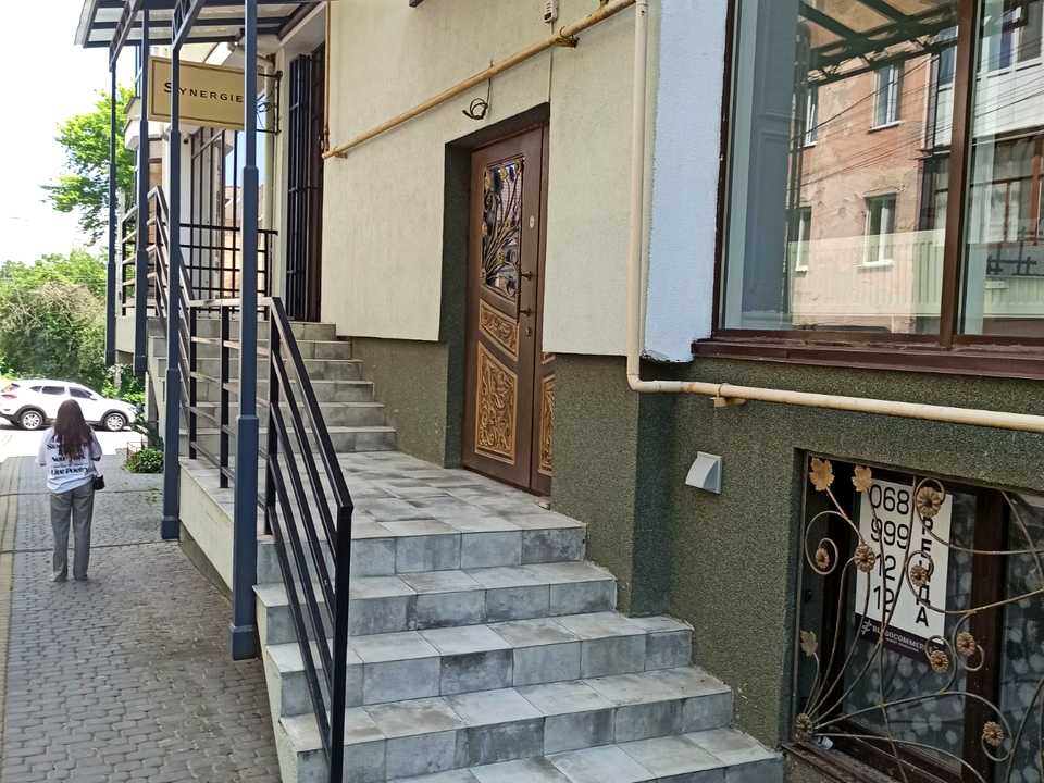 1869450784704067