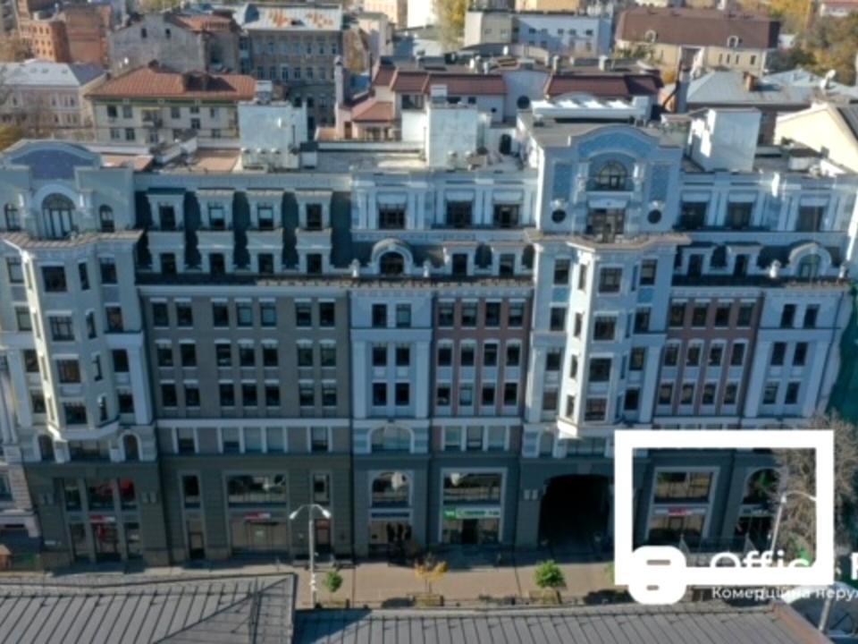 1870056452441125