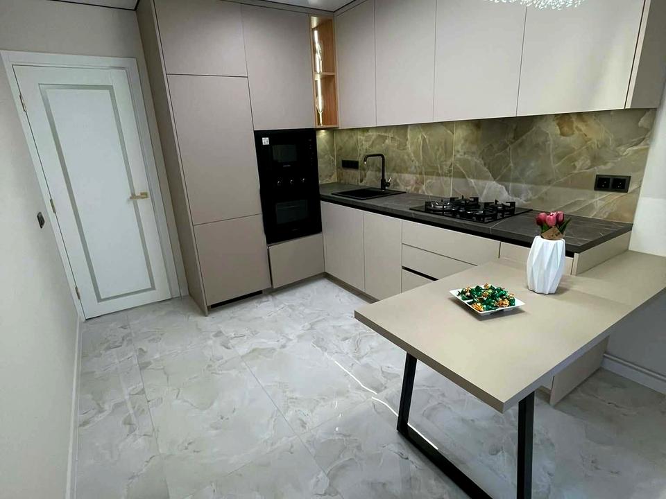 1870868945351205