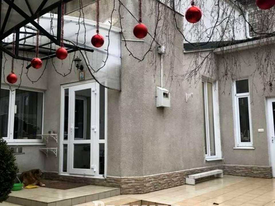 1871868753519352