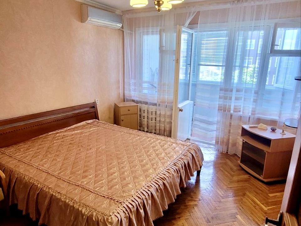 1872242843938392