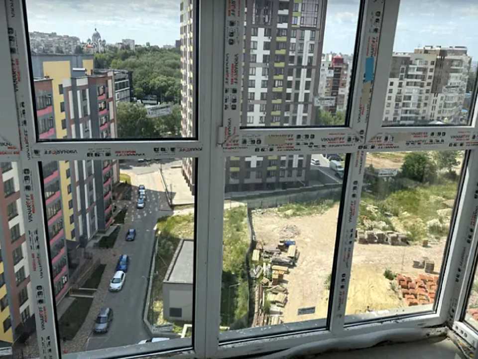 1874128989323100