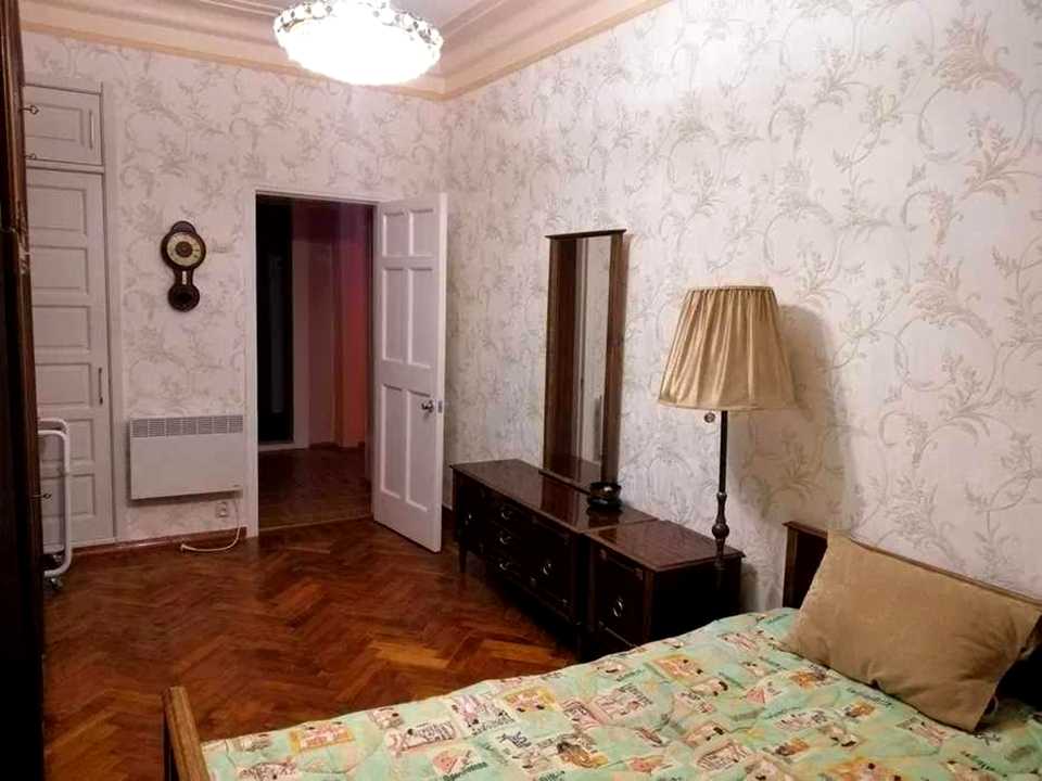 1876309478957569
