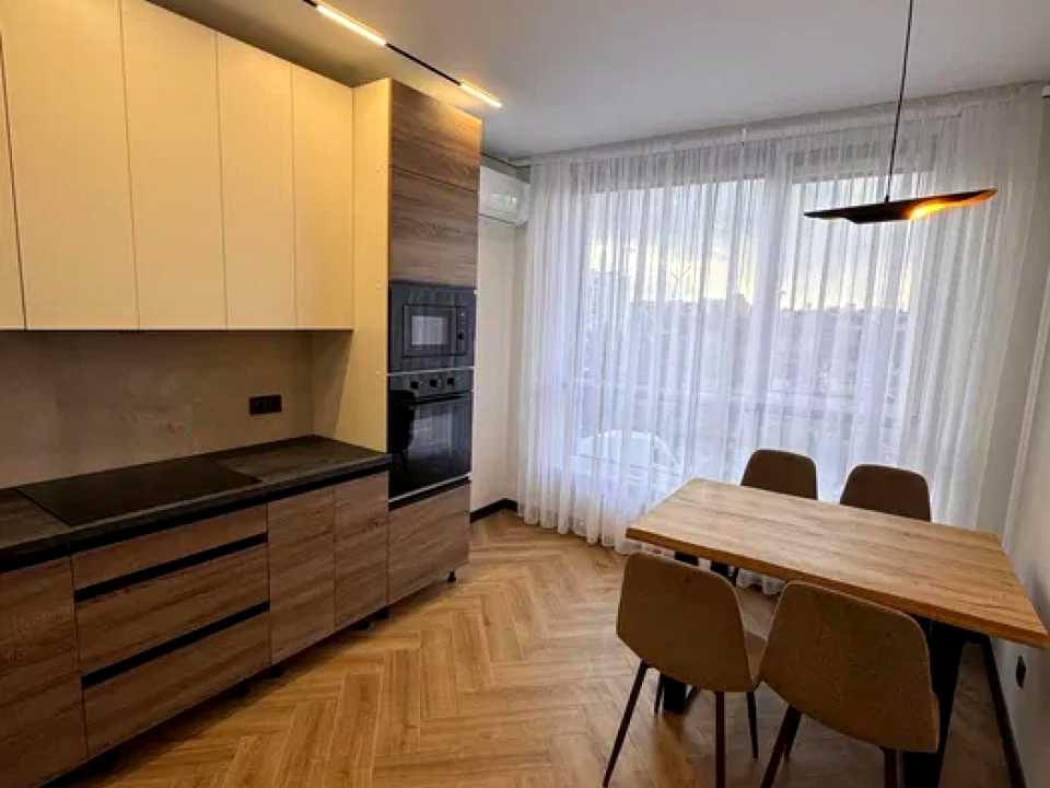 1877045324903302