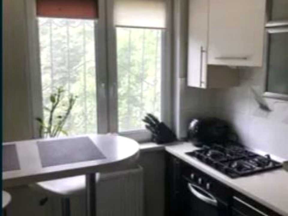 1878835116412385