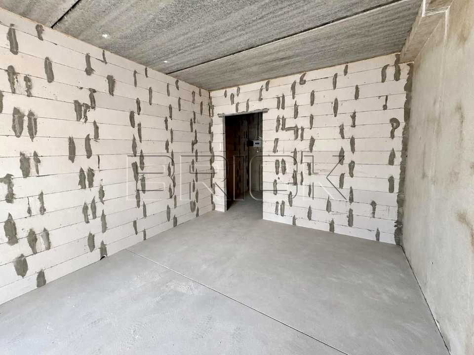1878946935046375