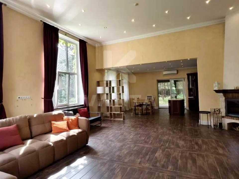 1879758947833405