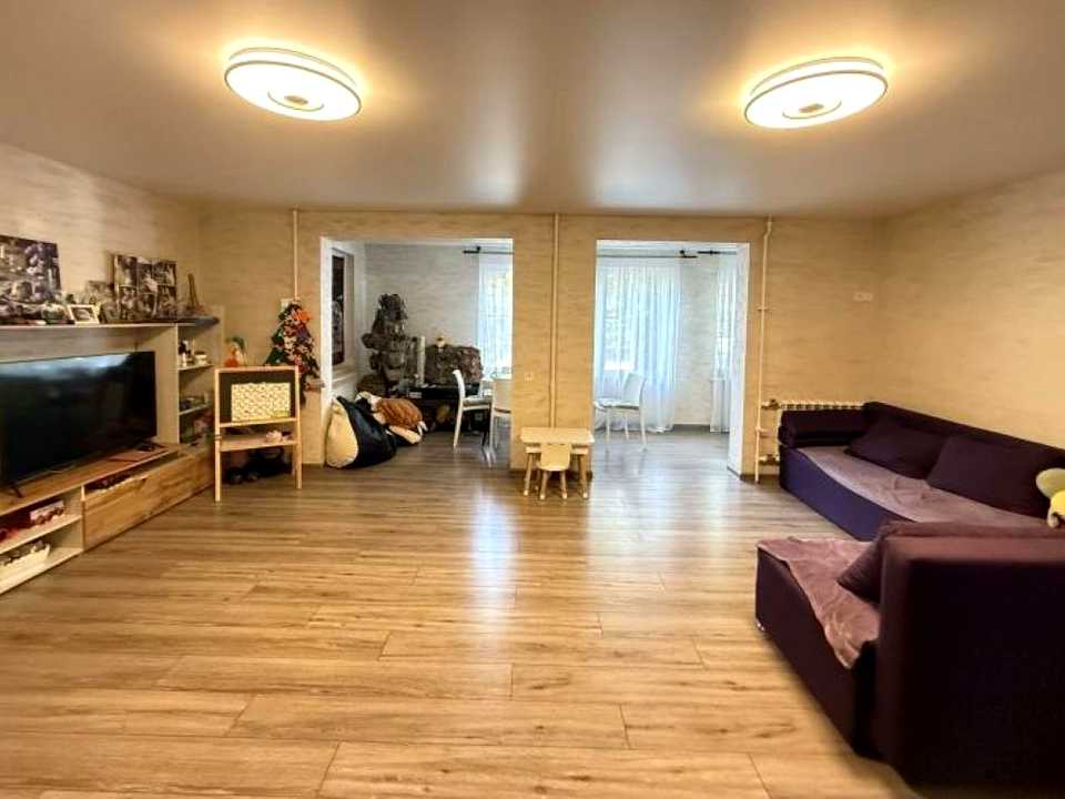 Академіка Корольова вул., 37