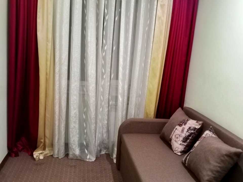 1880476003422353