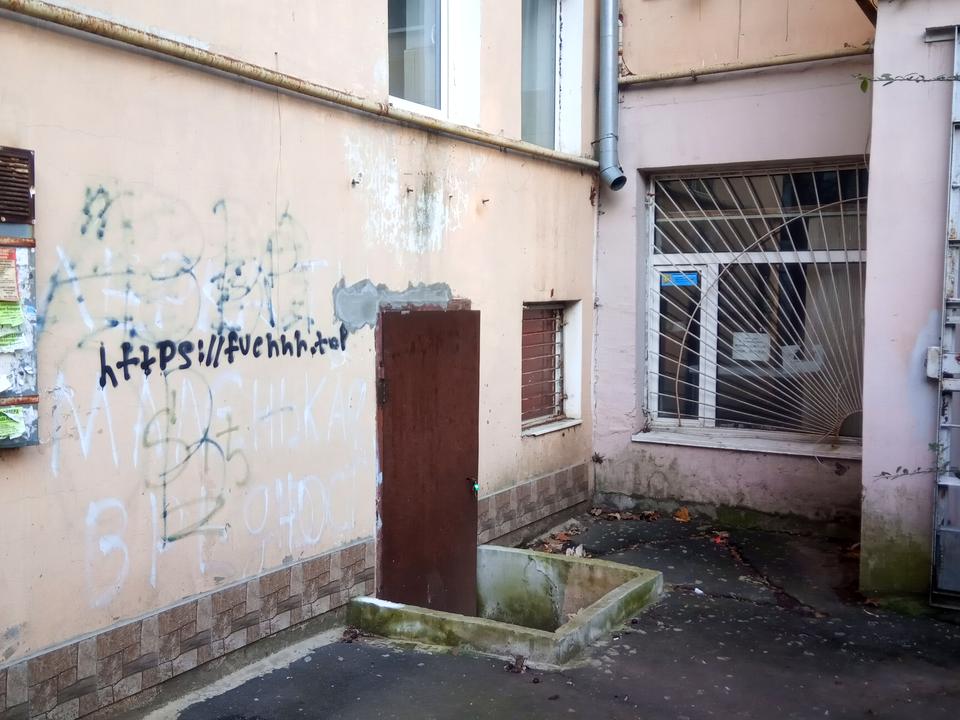 1826037606314568