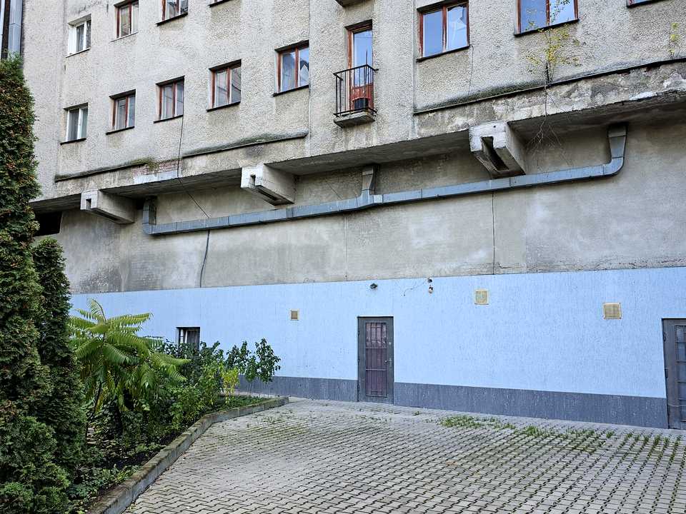 1846482468350360