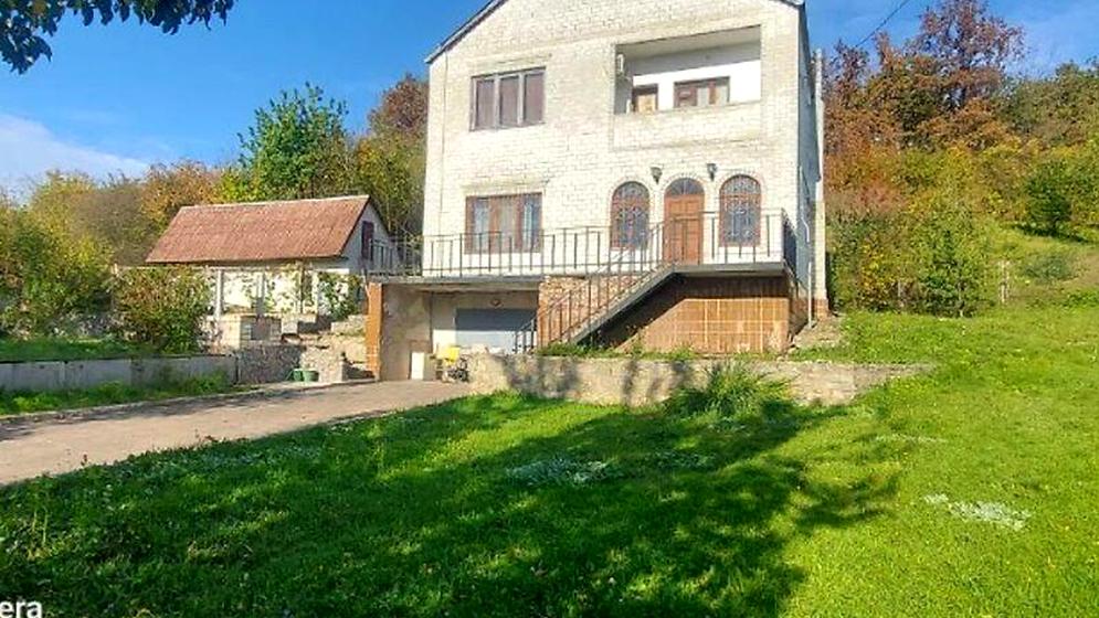 Захисників України, 36