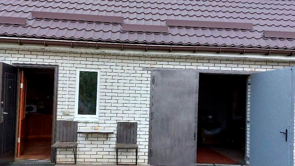 Річна вулиця, 1