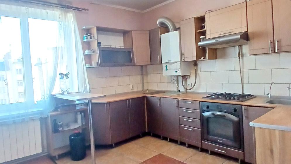 Тролейбусна вулиця, 28