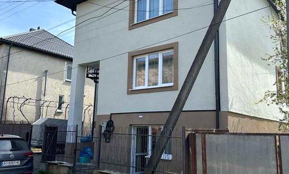 Продається напівособняк в м. Хуст на 3 квартири