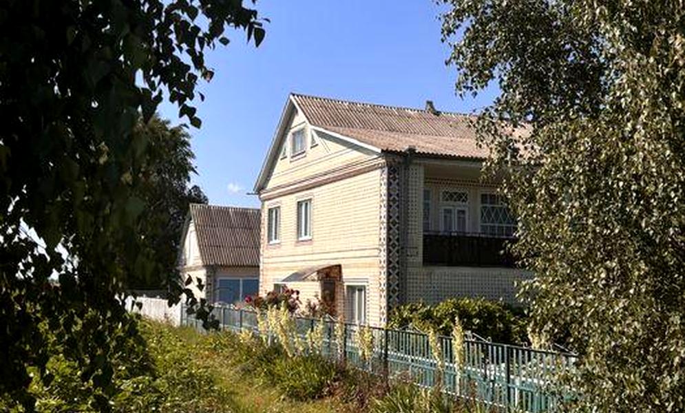 Двоповерховий будинок, 10 км від міста