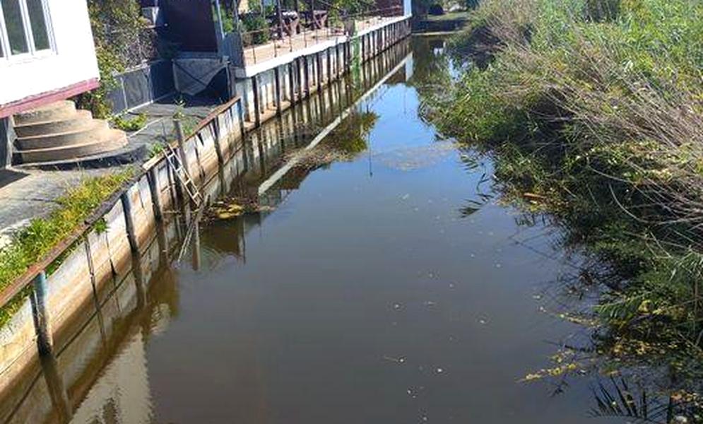 Продам в самом центре участок с домом. Есть выход к воде
