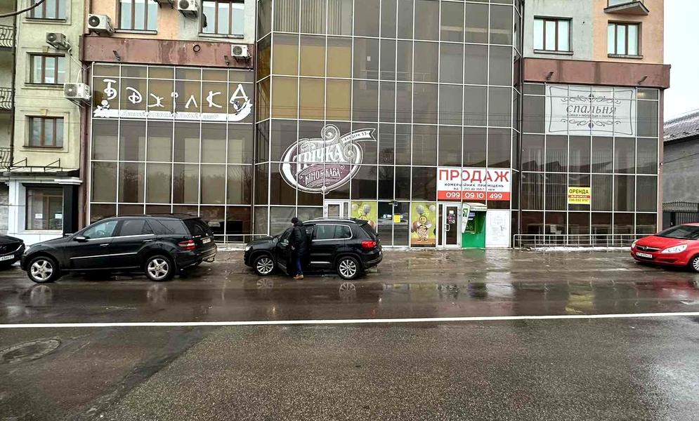 Степана Бандери вул., 53